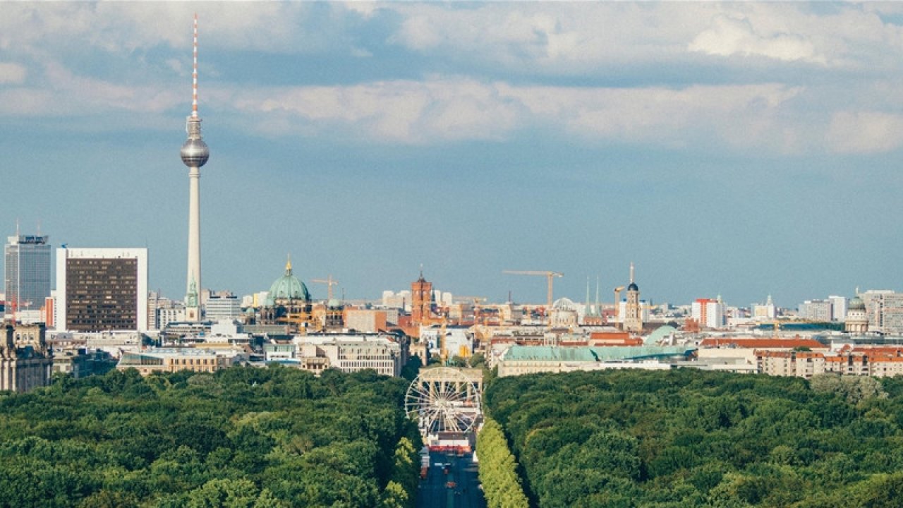 Berlin'de başörtülü kadına ırkçı saldırı