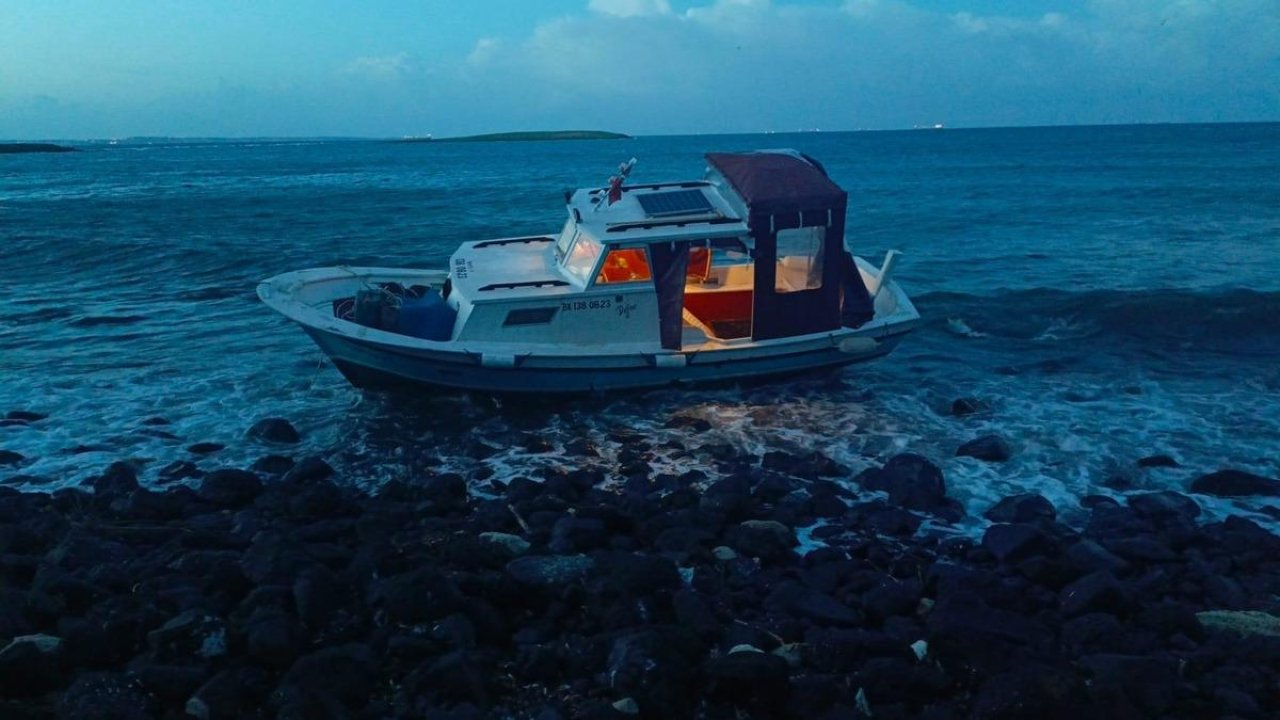 Çanakkale&#039;de karaya oturan teknedeki 2 kişi kurtarıldı