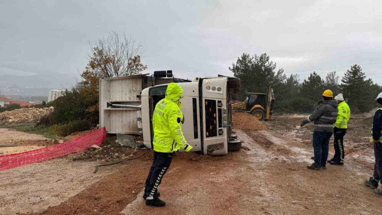 Devrilen kamyonda sıkışan sürücüsü yaralandı