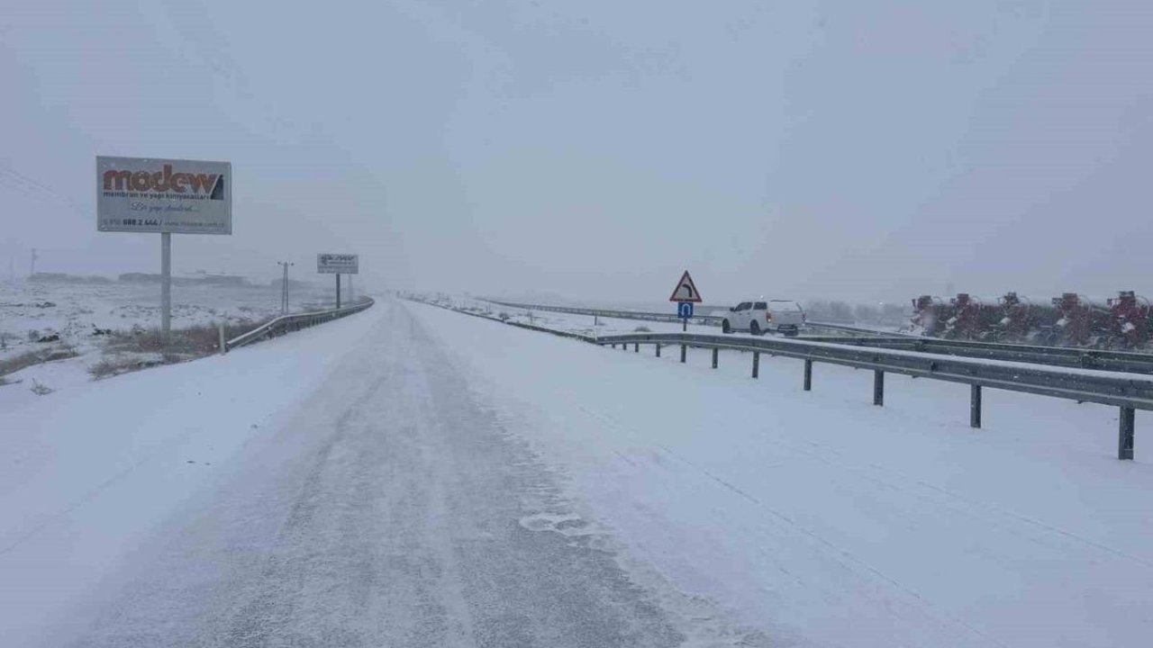 Diyarbakır - Siverek yolunda kar yağışı ulaşımı olumsuz etkiledi