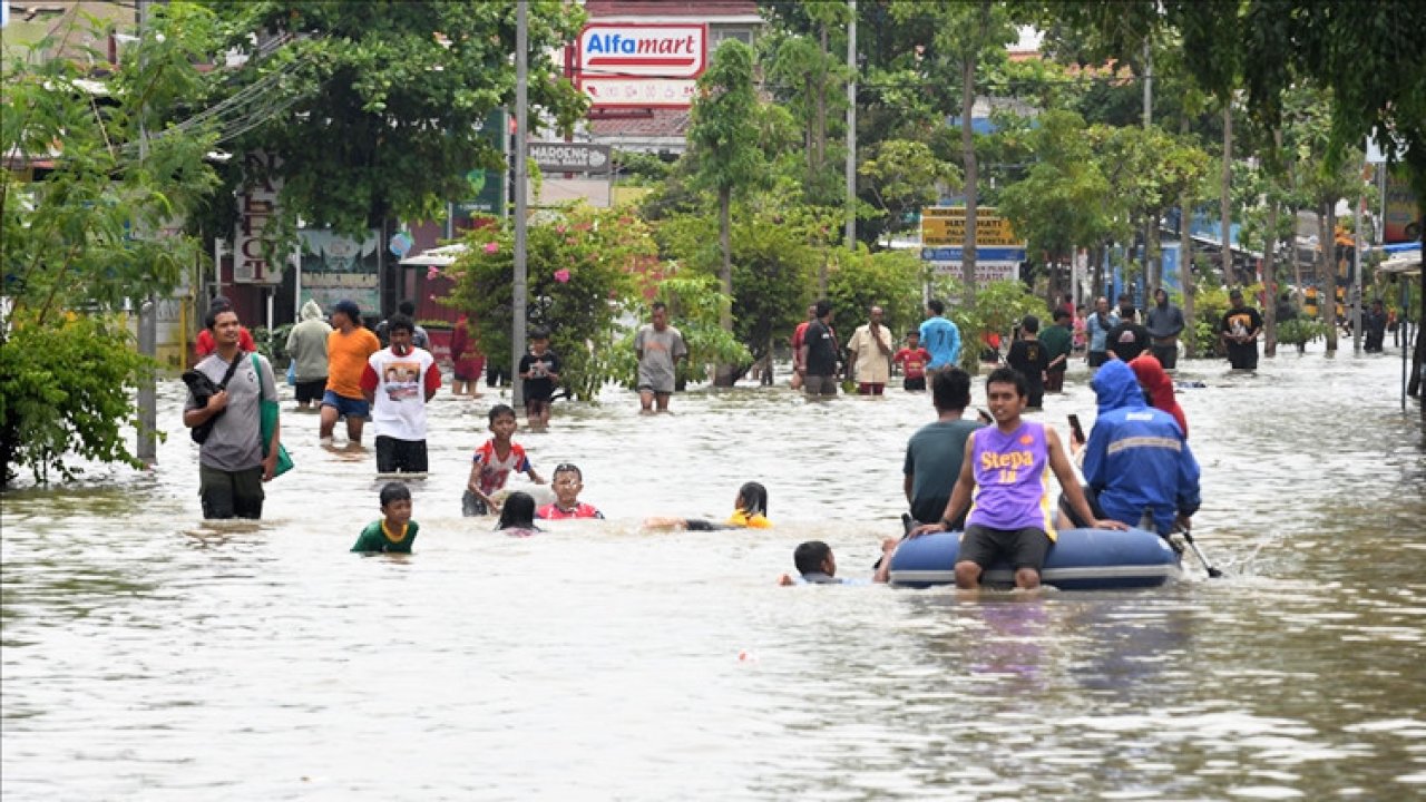 Endonezya&#039;da doğal afetlerde 914 kişi öldü
