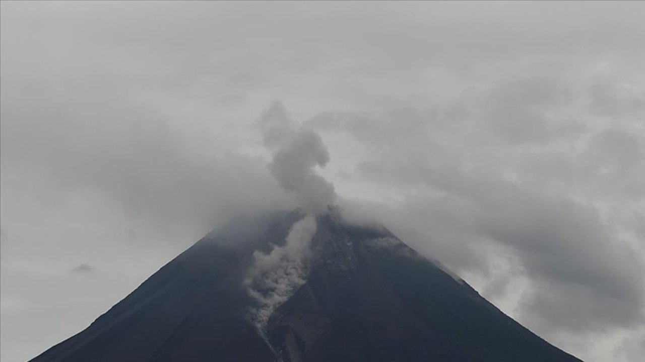 Endonezya'da yanardağ harekete geçti: Alarm seviyesi yükseltildi