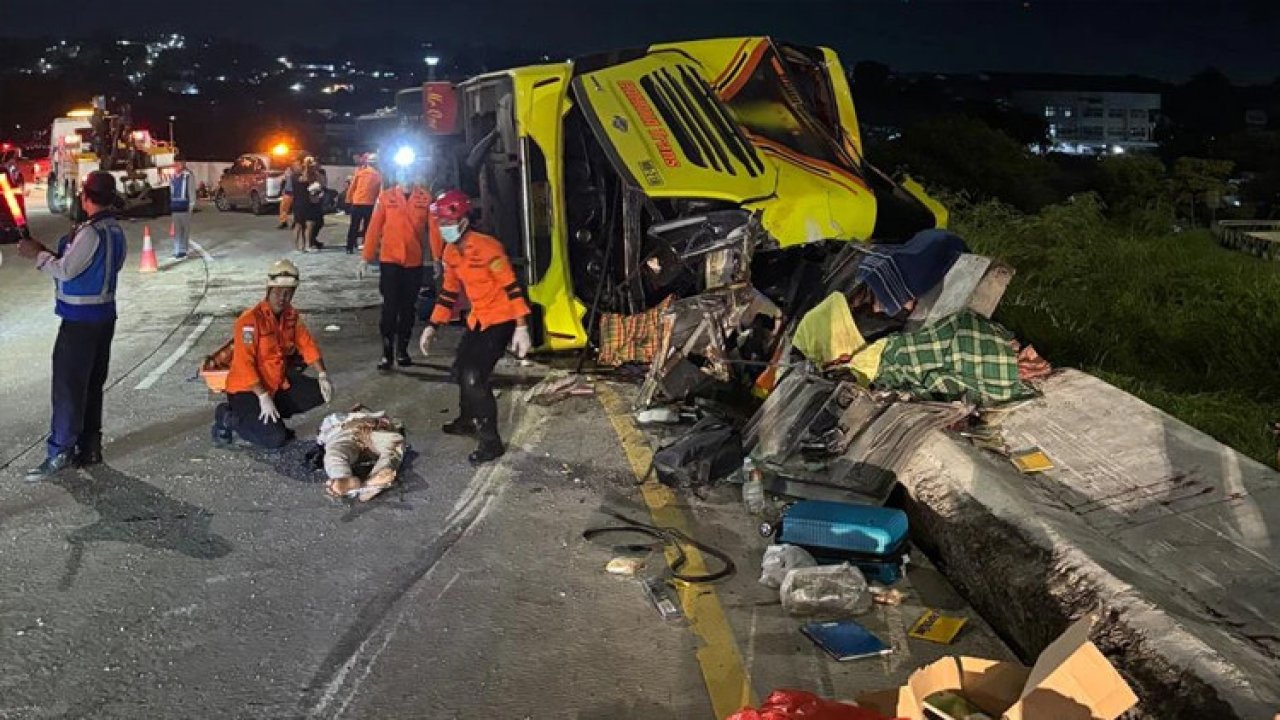 Endonezya'da yolcu otobüsü devrildi: En az 16 kişi hayatını kaybetti