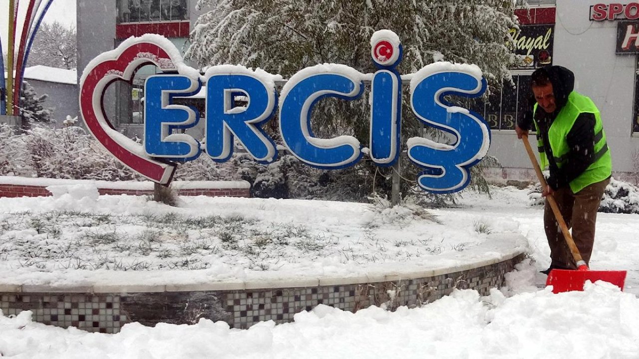 Erciş’te kar kalınlığı 20 santime ulaştı