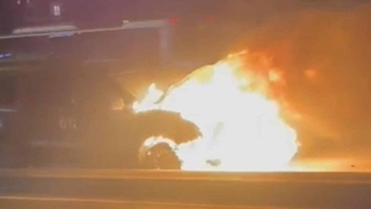 Esenyurt D-100 Karayolu&#039;nda hafif ticari araç alev alev yandı