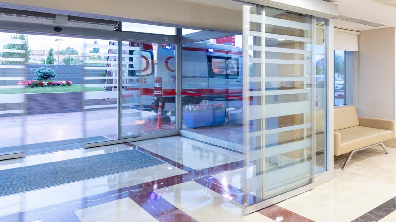 Fethiye'de minibüs ile kamyonetin çarpıştığı kazada 13 kişi yaralandı