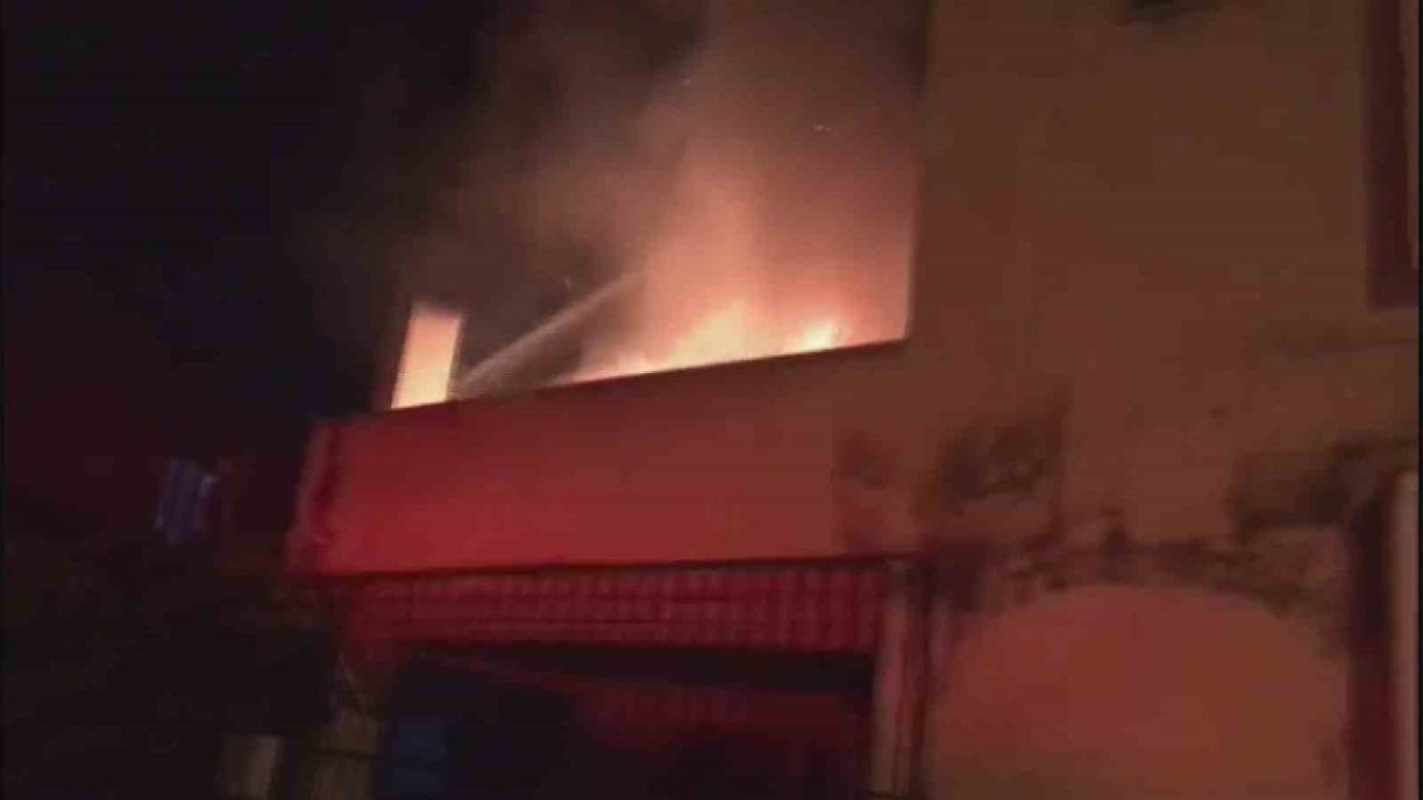 Hatay’da müstakil ev alevlere teslim oldu