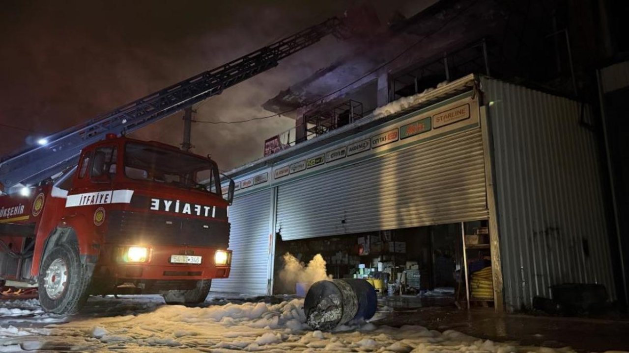 Hırdavat dükkanı alev topuna döndü, ekipler seferber oldu