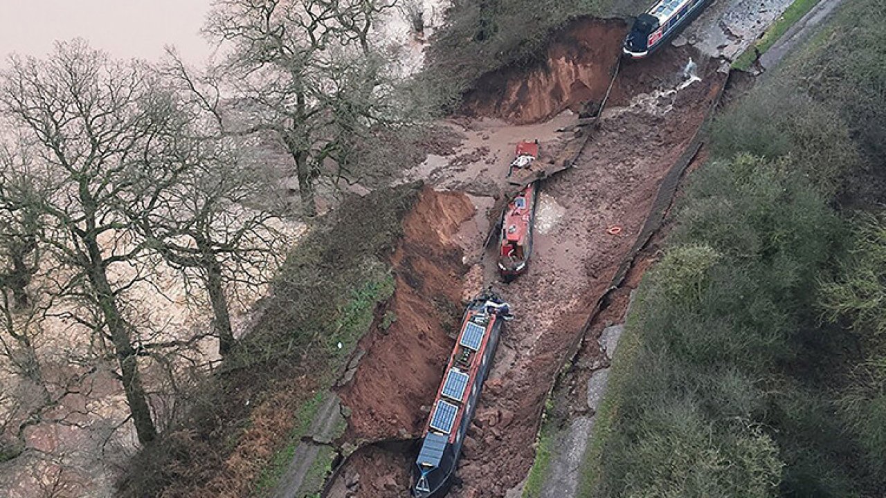 İngiltere'de dev obruk onlarca tekneyi yuttu