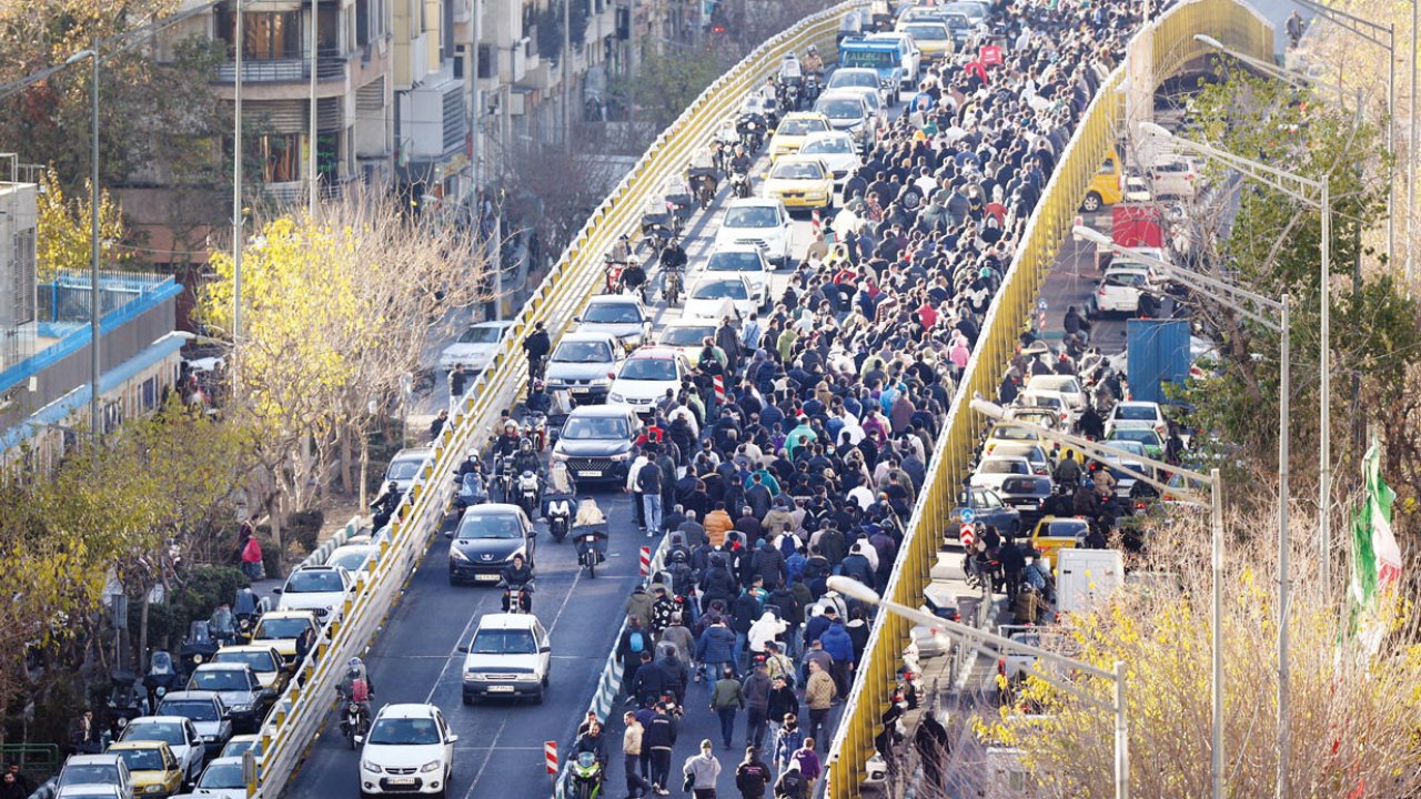 İran’da ‘riyal’ protestoları