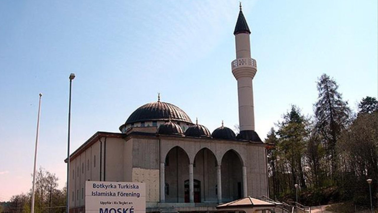 İsveç'te camiye İslamofobik saldırı: Kur'an-ı Kerim hedef alındı