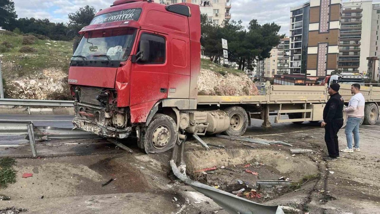 İzmir’de tır bariyerleri aşıp karşı şeride geçti