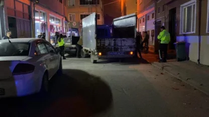 Kamyonet ile 3 araca çarptı, 2.49 promil alkollü olduğu tespit edildi