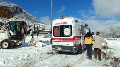 Karla kapanan yollar aşıldı, 2 hasta sağlık ekiplerince hastaneye ulaştırıldı