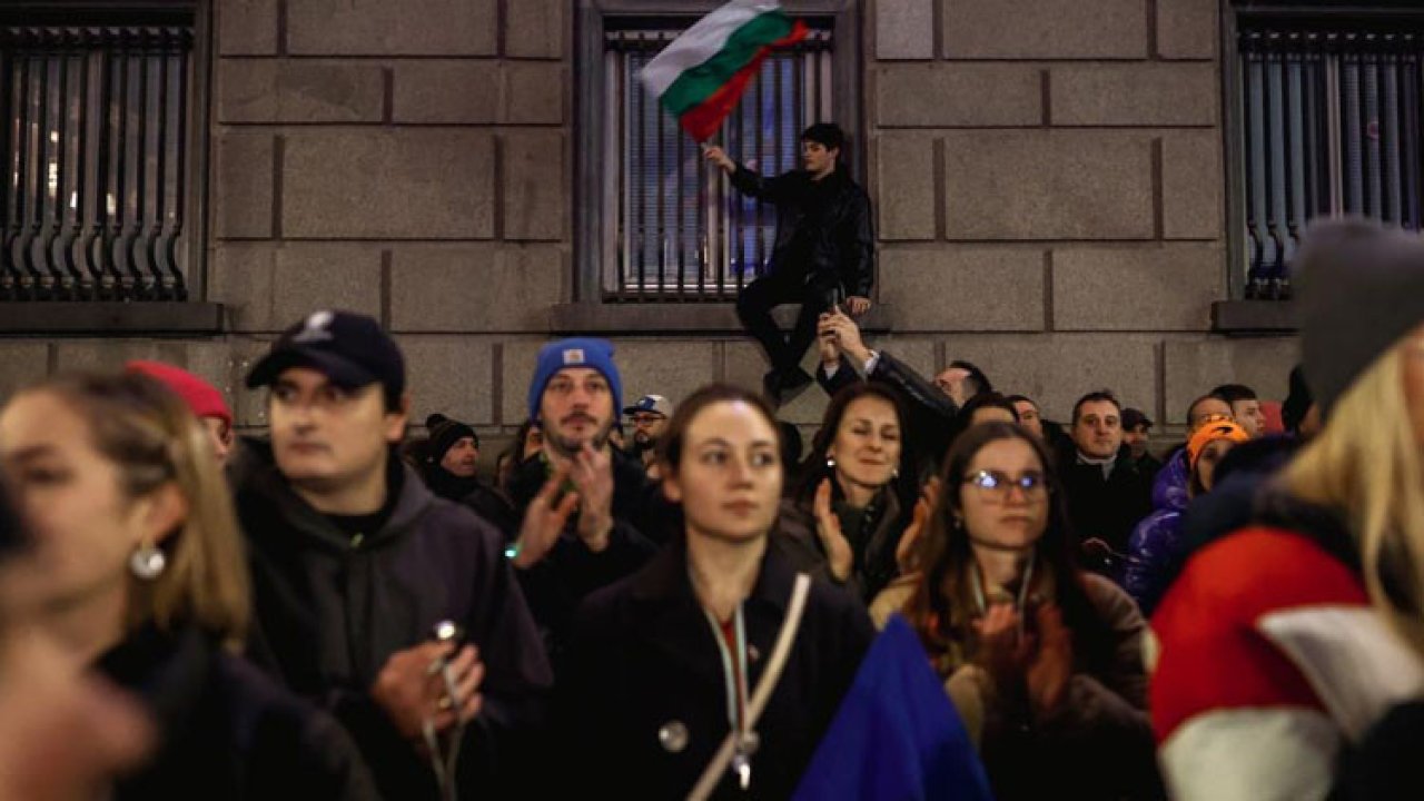 Komşuda halk sokağa indi: 25&#039;ten fazla şehirde protesto