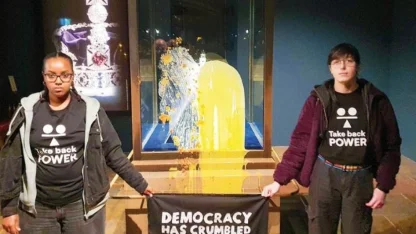 Kralların tacına muhallebili saldırı