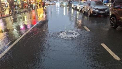 Küçükçekmece'de rögarın taşması sonucu caddeyi su bastı