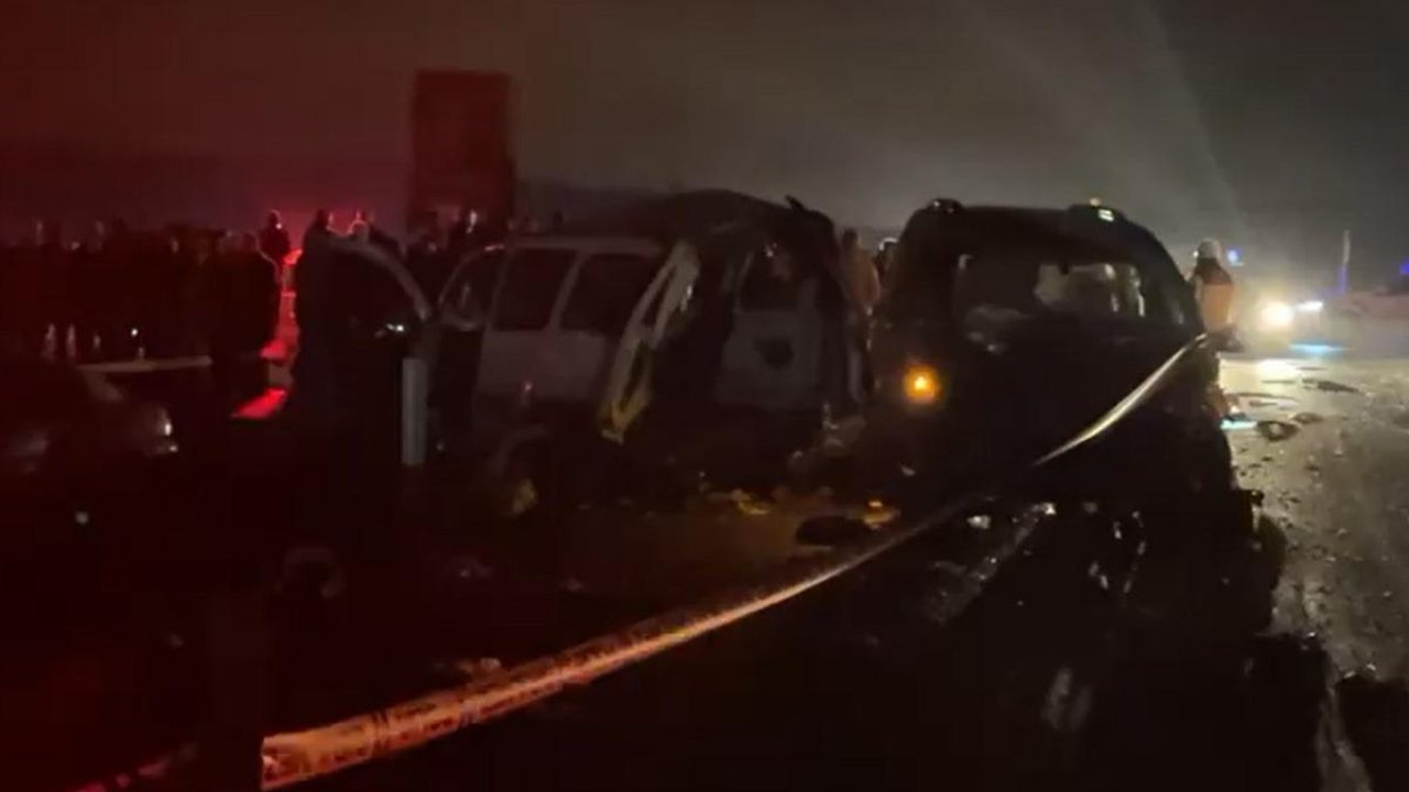 Mardin&#039;de zincirleme kaza! 4 ölü, 5 yaralı