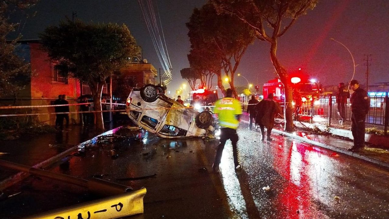 Mersin&#039;de trafik kazası! Araç takla attı: Yaralılar var