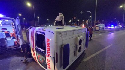 Otomobille çarpışan ambulans devrildi: 3 sağlık çalışanı yaralandı