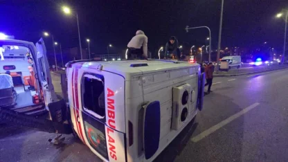 Otomobille çarpışan ambulans devrildi: 3 sağlık çalışanı yaralandı