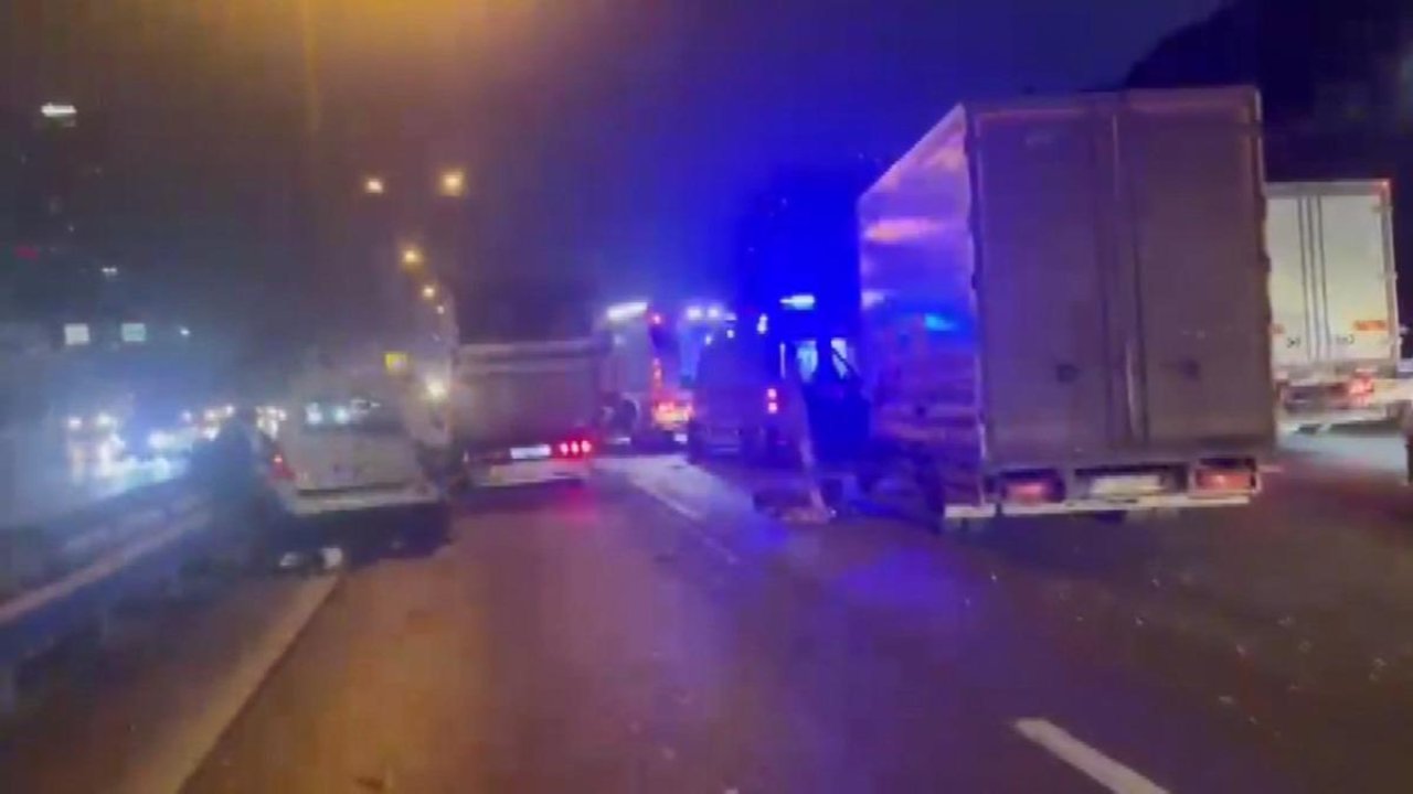 SON DAKİKA | TEM Otoyolu&#039;nda zincirleme kaza! Araçlar güçlükle ilerliyor