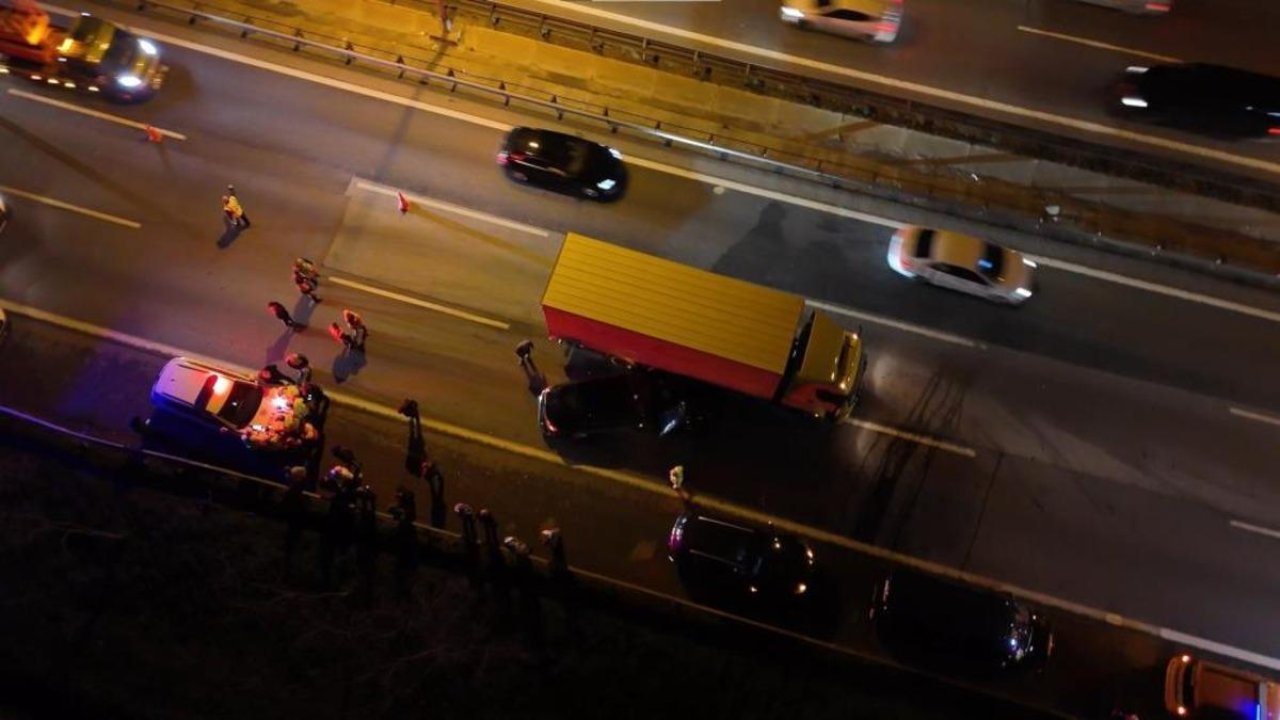 TEM&#039;de kaçan sürücü zincirleme kazaya neden oldu: 2 yaralı