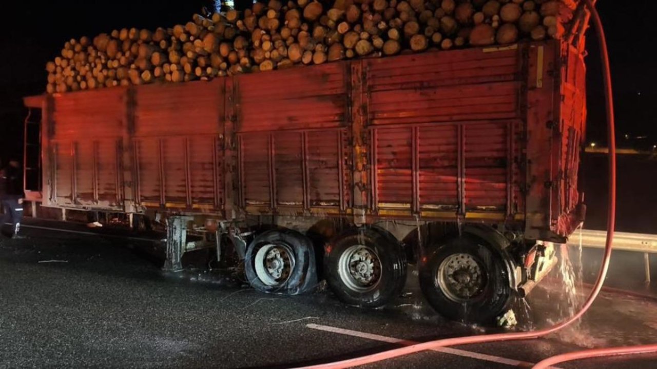 Tomruk yüklü TIR’da çıkan yangın büyümeden söndürüldü