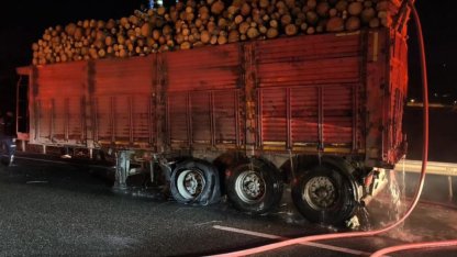 Tomruk yüklü TIR’da çıkan yangın büyümeden söndürüldü