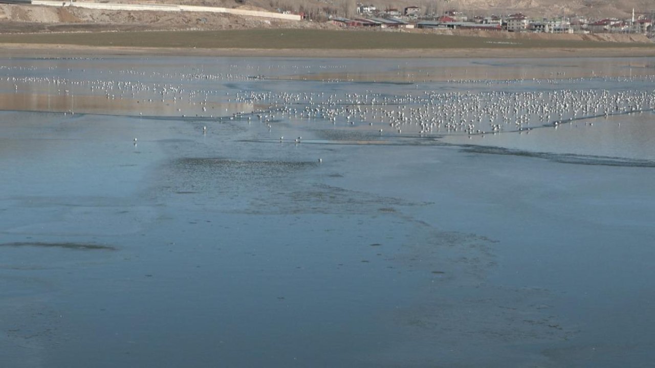 Van'daki Sıhke Gölü'nün yüzeyi kısmen buzla kaplandı