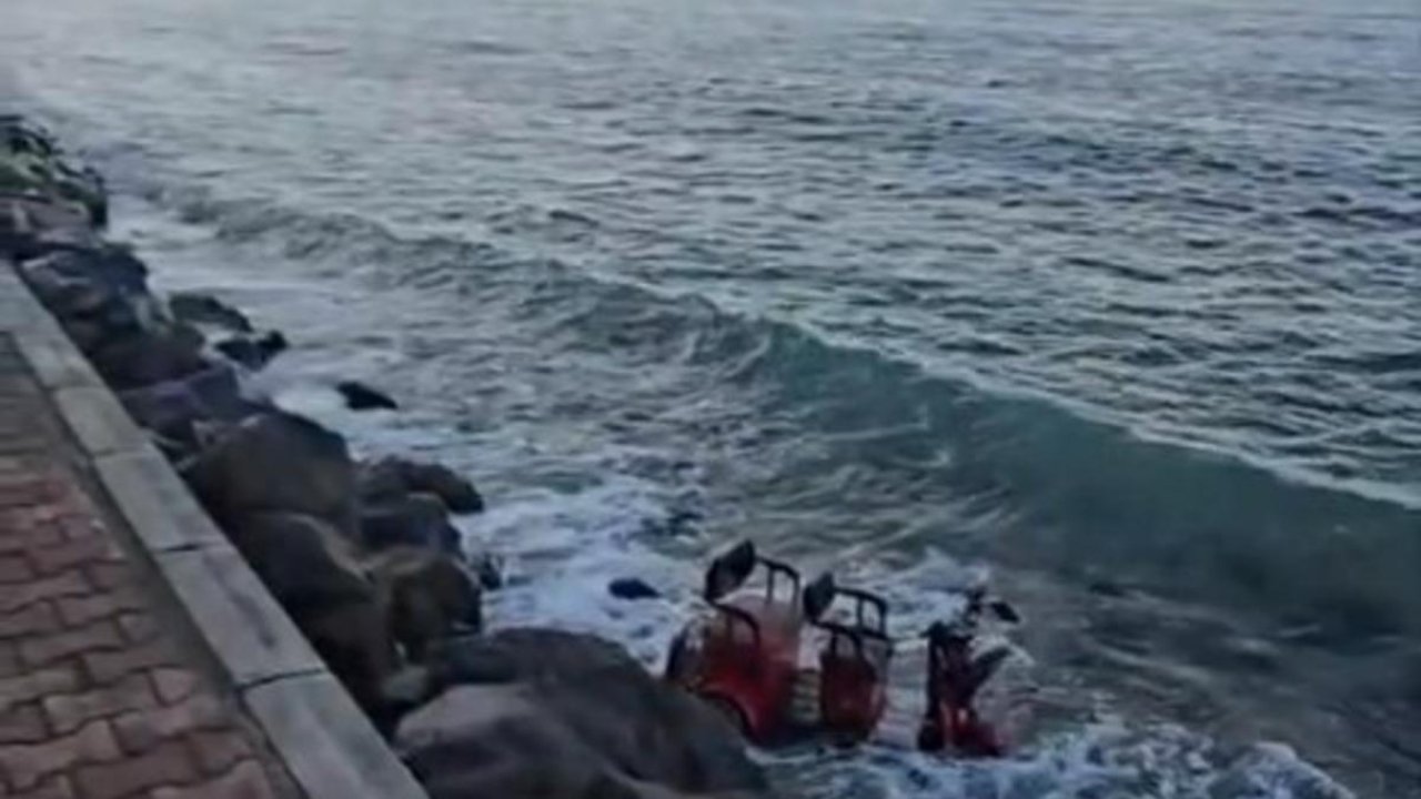 3 tekerlekli elektrikli motosiklet denize uçtu
