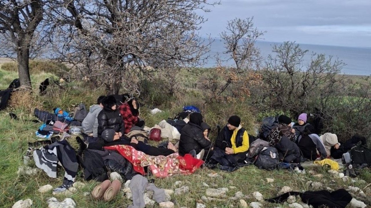 Ayvacık’ta 39 kaçak göçmen ile 1 göçmen kaçakçısı şüphelisi yakalandı