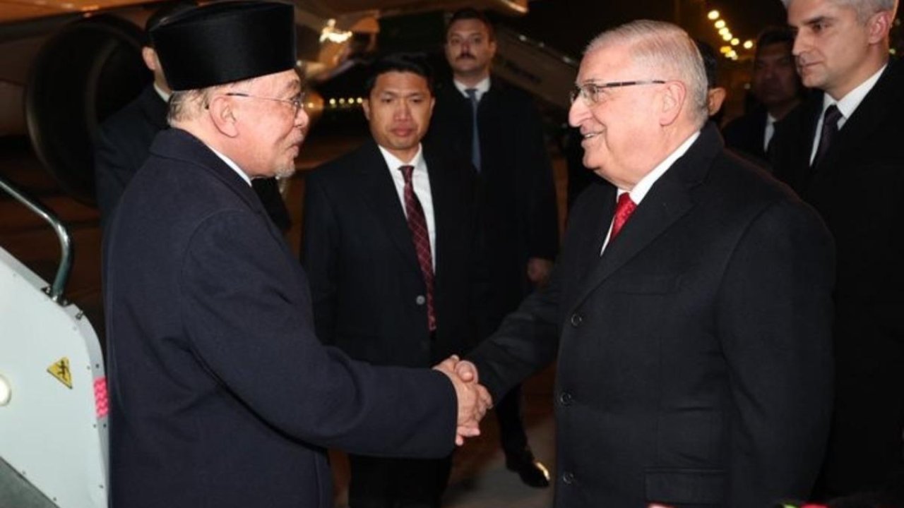 Bakan Güler, Türkiye’ye gelen Malezya Başbakanı İbrahim’i havaalanında karşıladı
