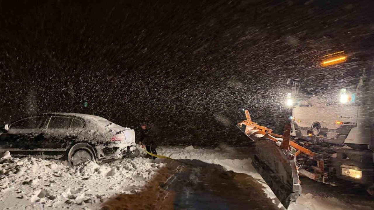 Başkale’de yoldan çıkan otomobil kara saplandı
