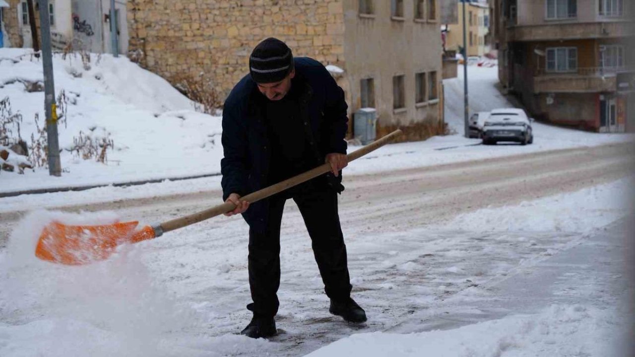 Bayburt’ta kar yağışı aralıklarla devam ediyor