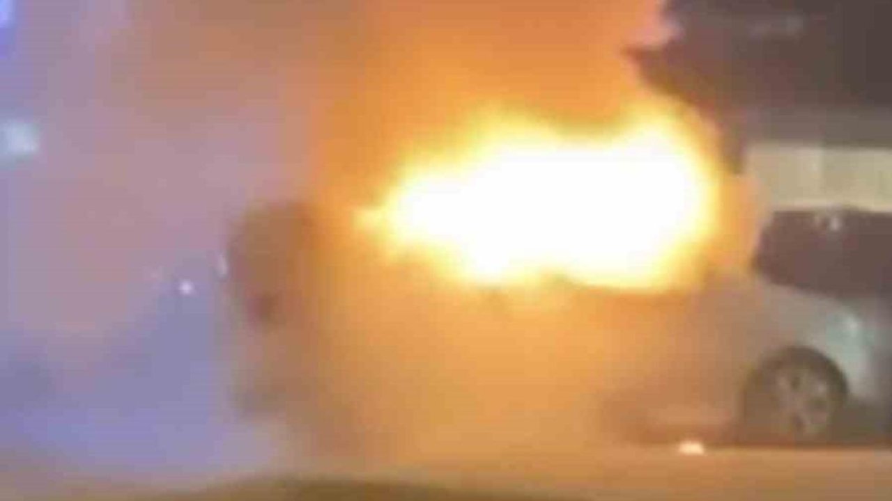 Bursa’da araç alev aldı, esnaf yangın tüpleriyle koştu