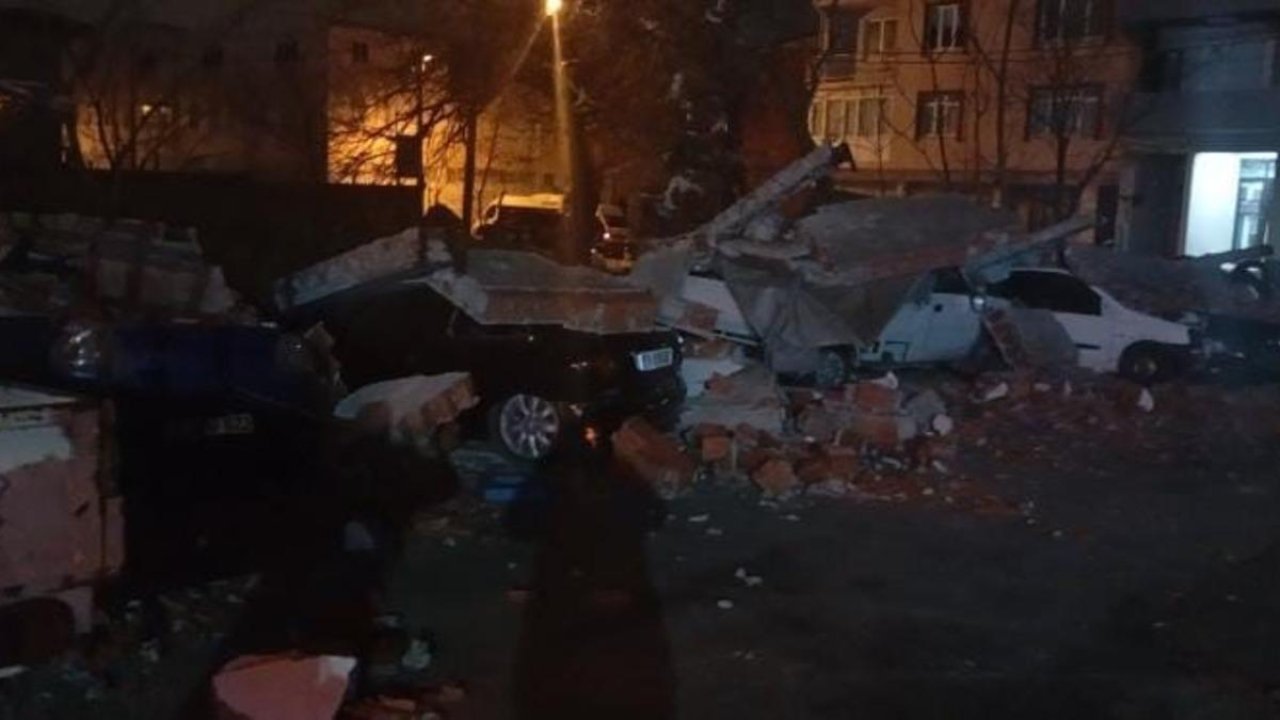 Bursa'da lodos duvarı devirdi, altında kalan 10 araç hasar gördü