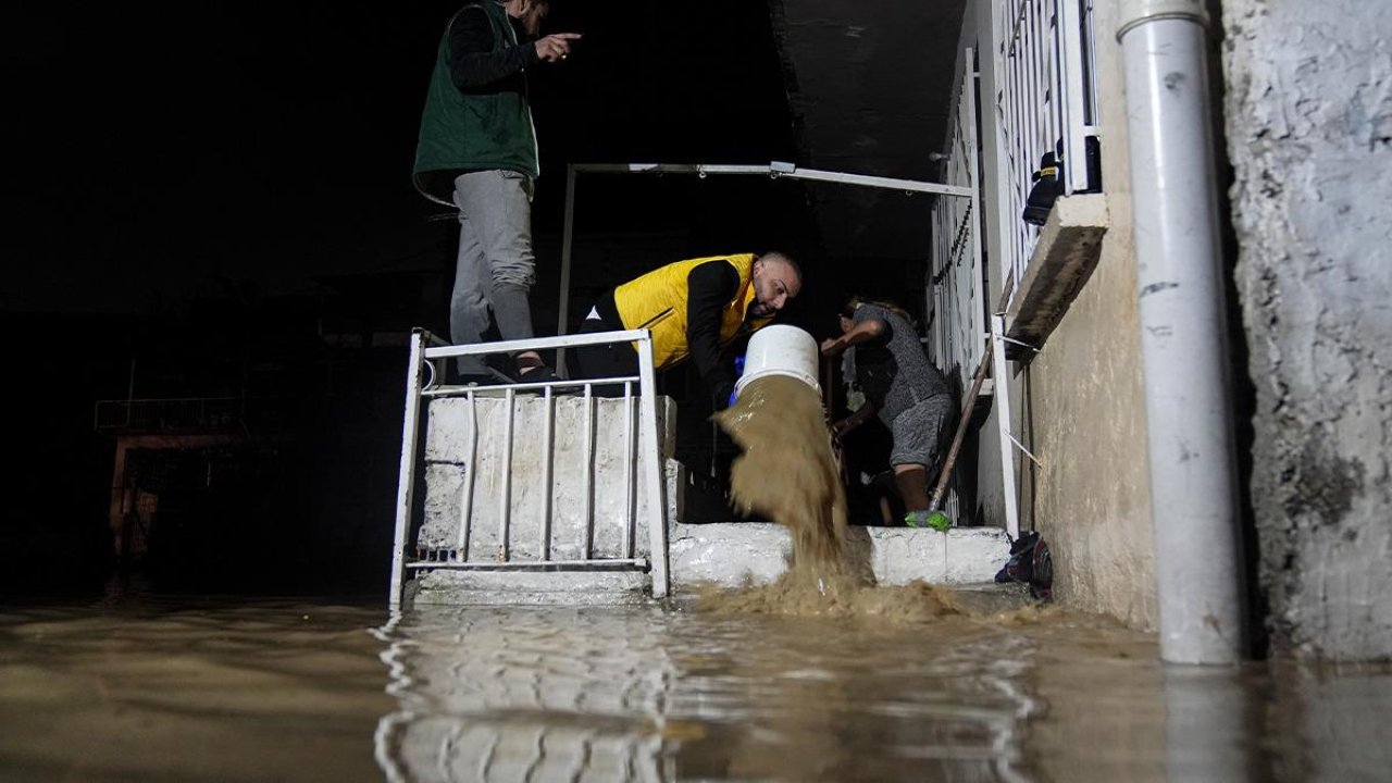 Çanakkale, Manisa, İzmir... Sağanak hayatı felç etti! Bir kişi sele kapıldı
