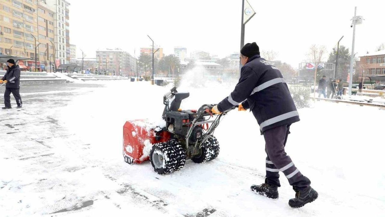 Elazığ’da karla mücadele çalışmaları sürüyor