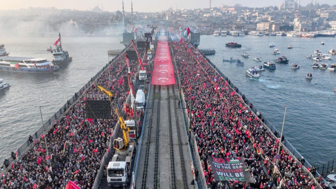 Filistin'e destek için on binlerce kişinin Galata Köprüsü'ne yürüyüşü başladı