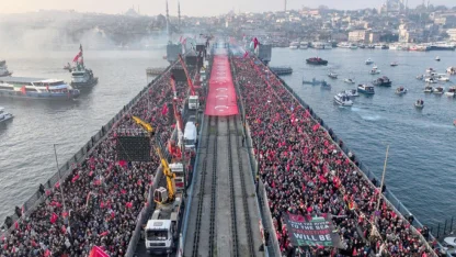 Filistin'e destek için on binlerce kişinin Galata Köprüsü'ne yürüyüşü başladı