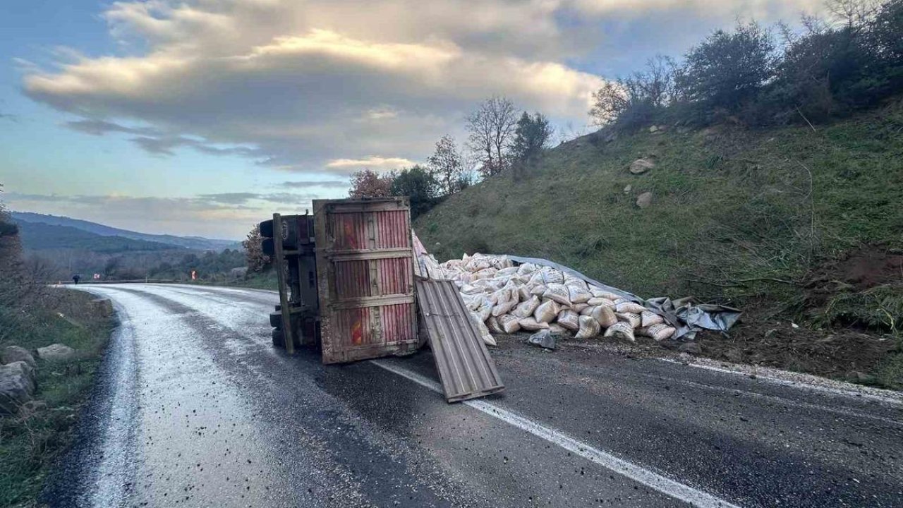 Gönen-Denizkent yolunda kamyon devrildi