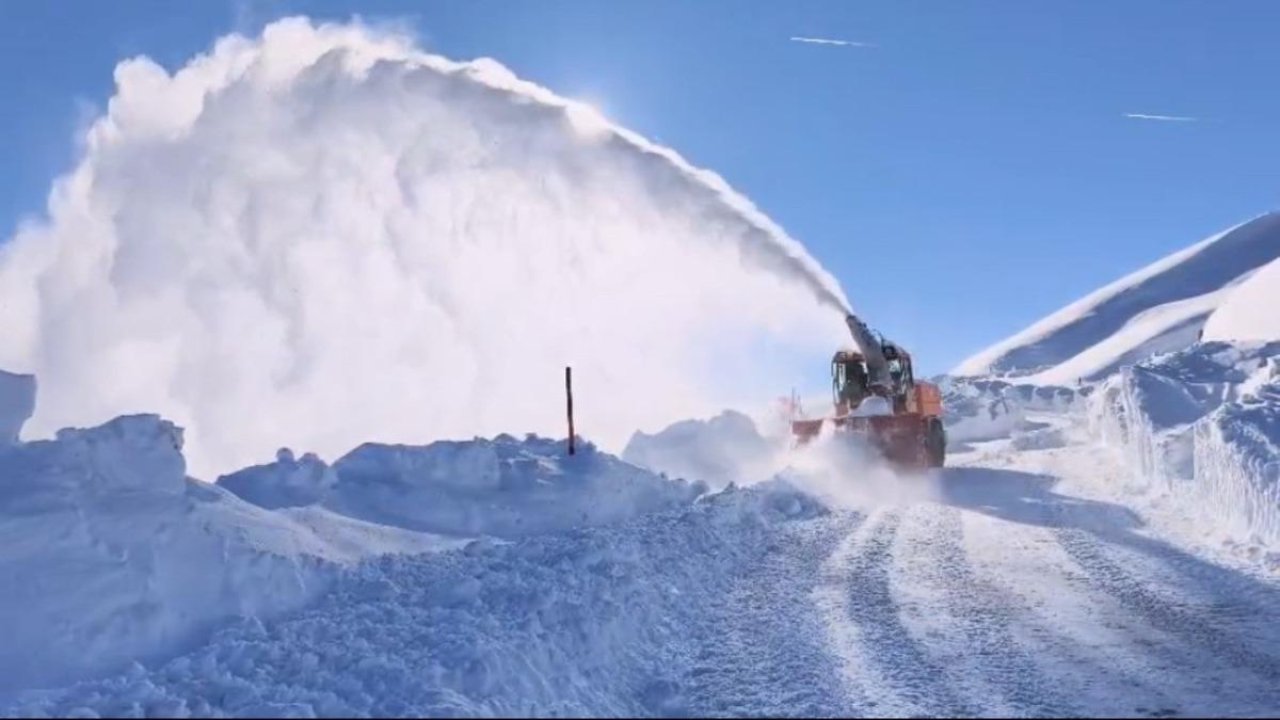 Hakkari’de karla mücadele: 294 yerleşim yerinin yolu ulaşıma açıldı
