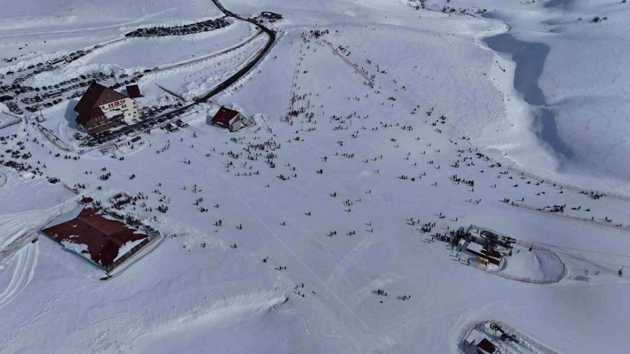 Hesarek Kayak Merkezi’nde yoğunluk: Ziyaretçiler karın keyfini çıkardı