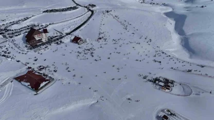 Hesarek Kayak Merkezi’nde yoğunluk: Ziyaretçiler karın keyfini çıkardı