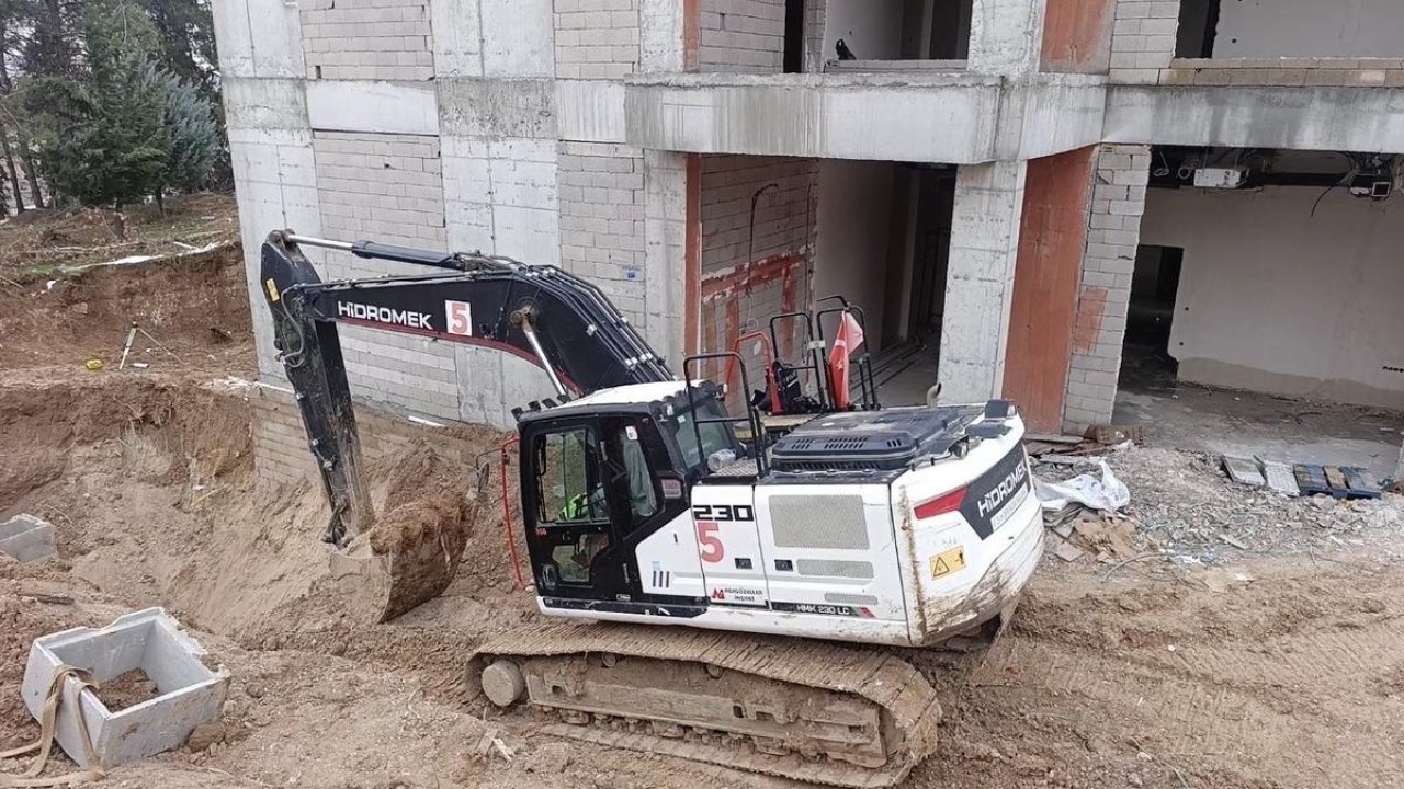 İş makinesi ile duvar arasında sıkışan işçi hayatını kaybetti