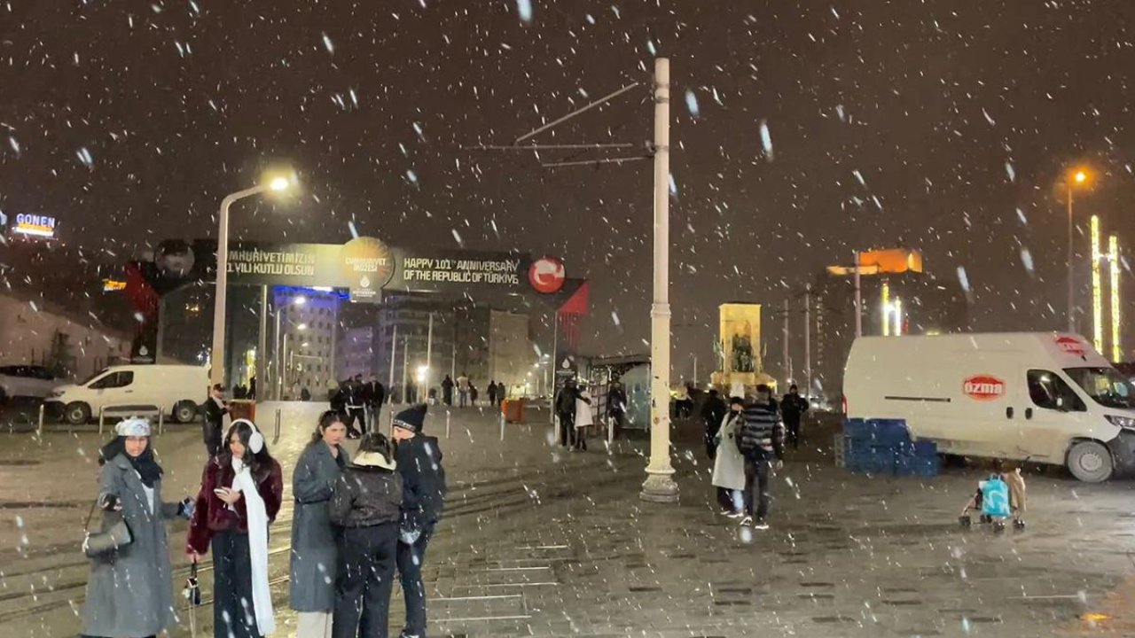 İstanbul beyaza büründü! İşte kar manzaraları