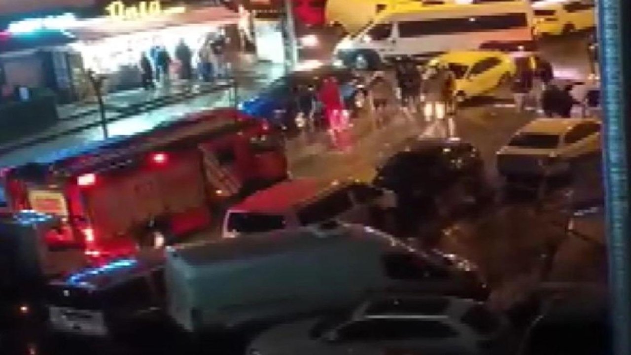 İstanbul'da sağanak etkili oldu: Yol çöktü