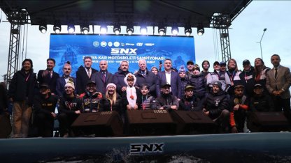 Kar motosikleti şöleni!