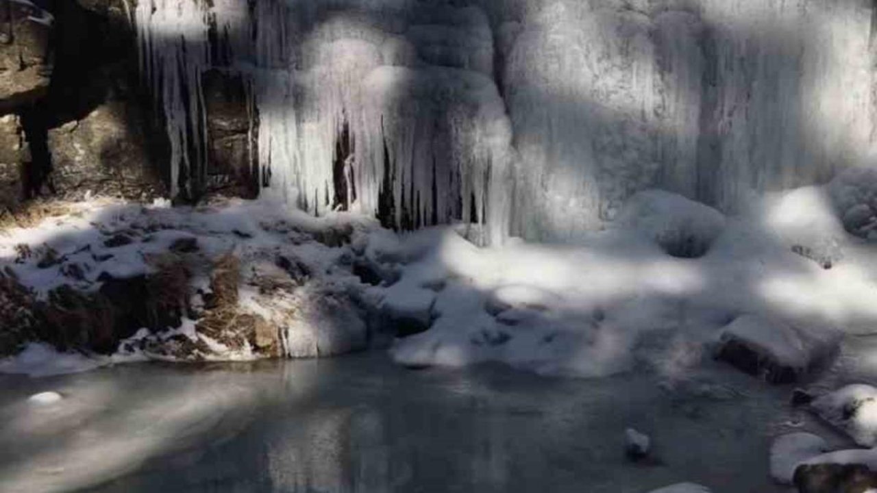 Kaz Dağları’nda görsel şölen: -12 derecede donan şelale büyüledi